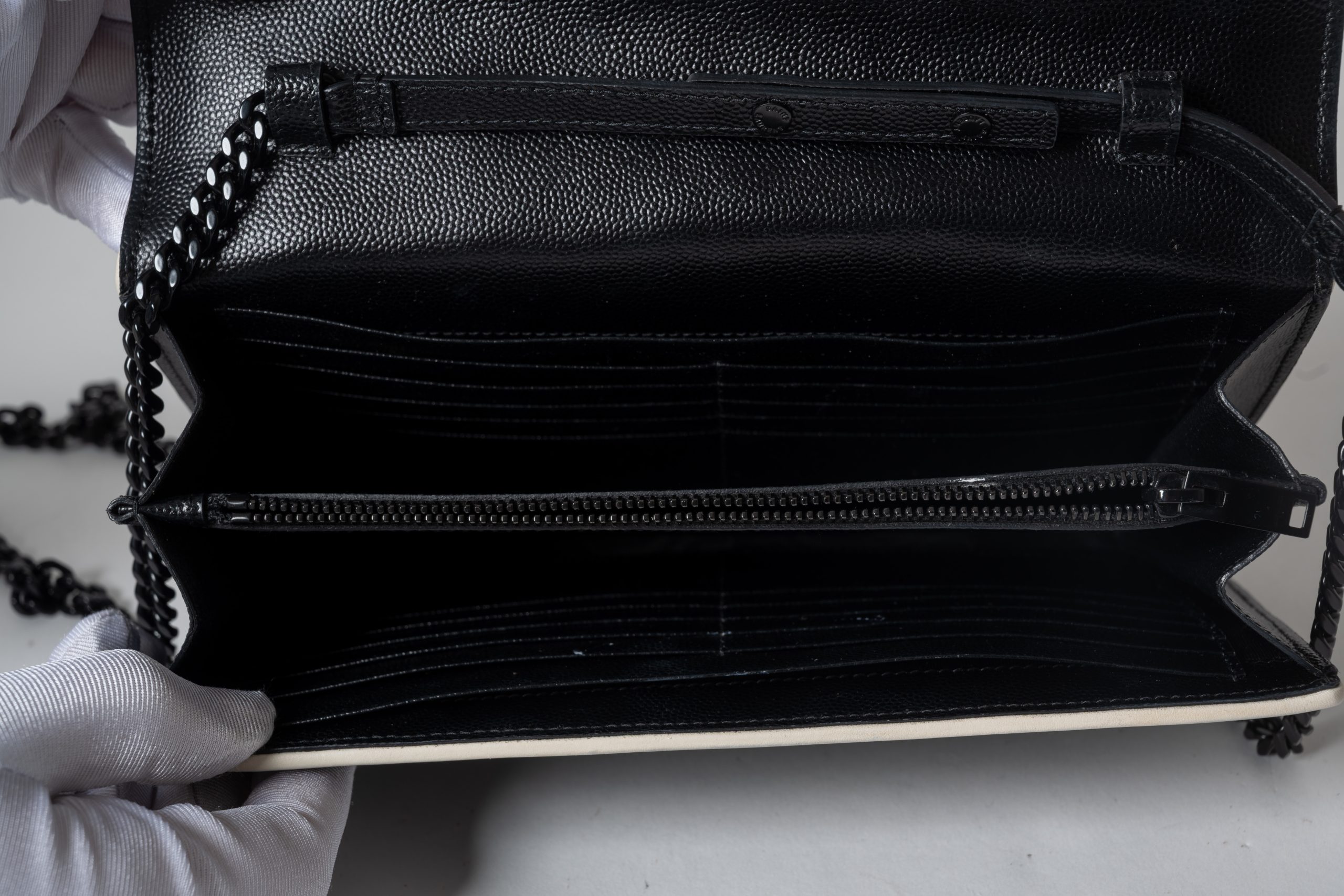 PRV-YSL-008-05 Saint Laurent Cassandre Envelope Chain Wallet · Black / White Piping - Imagen 9