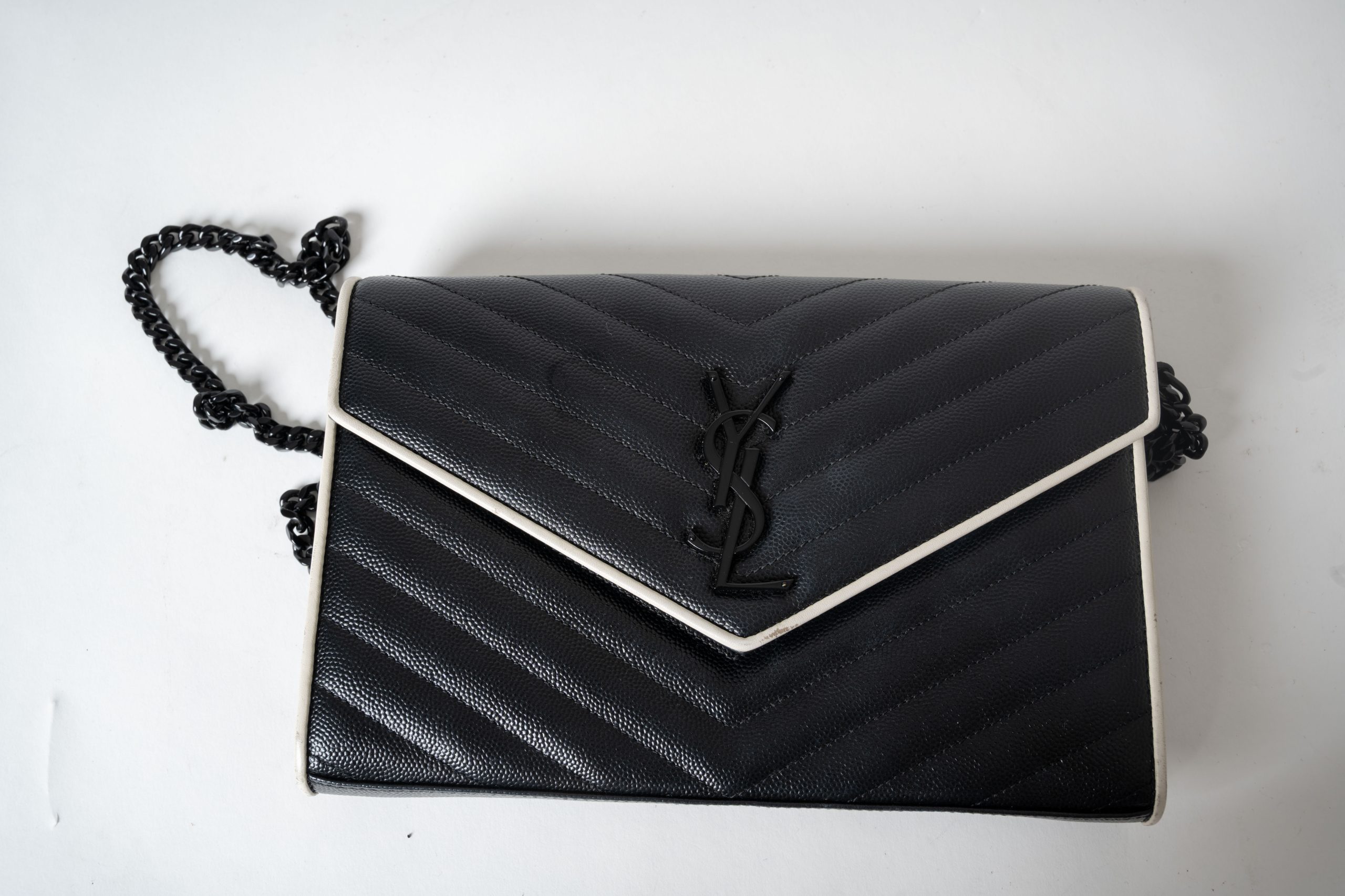 PRV-YSL-008-06 Saint Laurent Cassandre Envelope Chain Wallet · Black / White Piping - Imagen 7