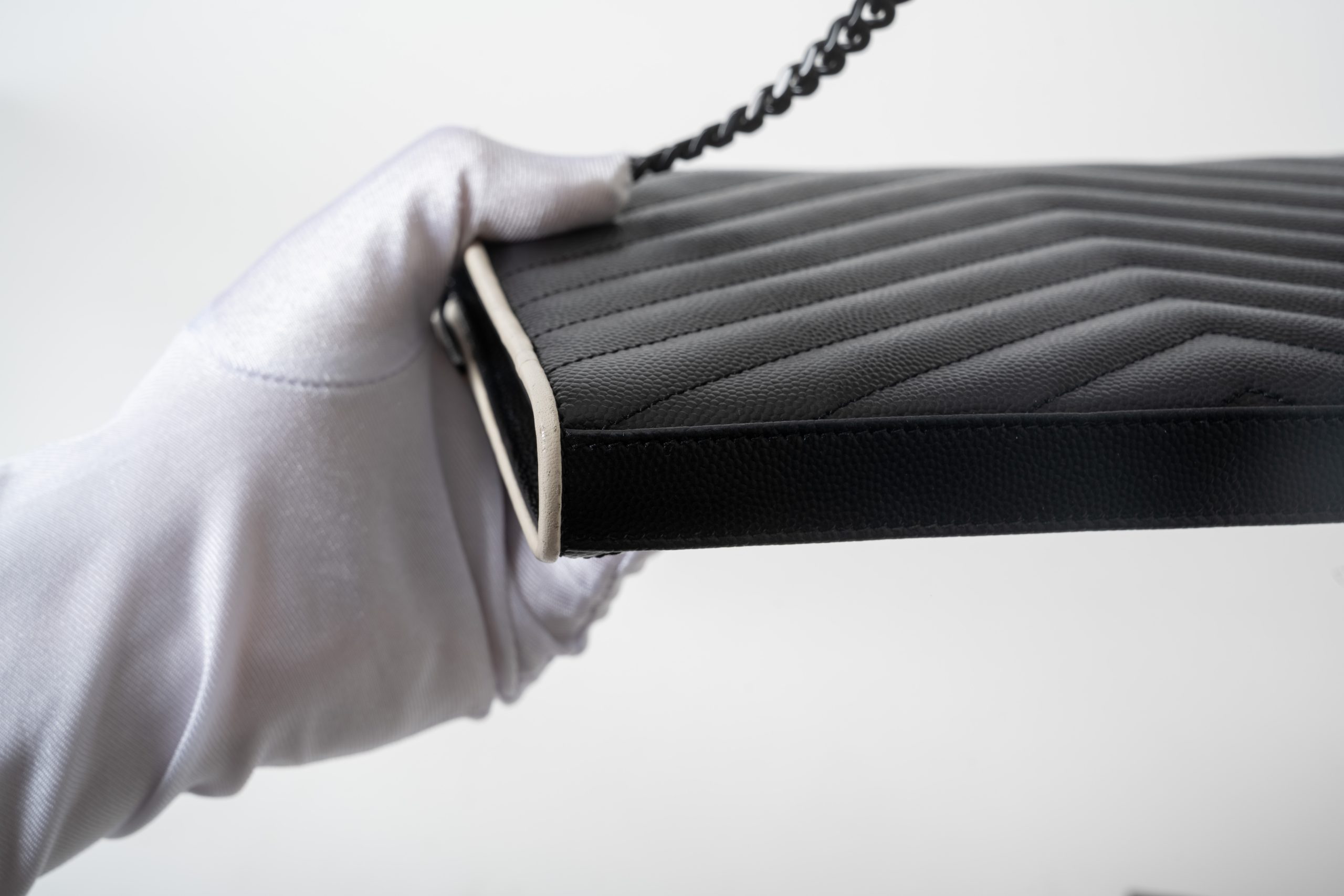 PRV-YSL-008-08 Saint Laurent Cassandre Envelope Chain Wallet · Black / White Piping - Imagen 13