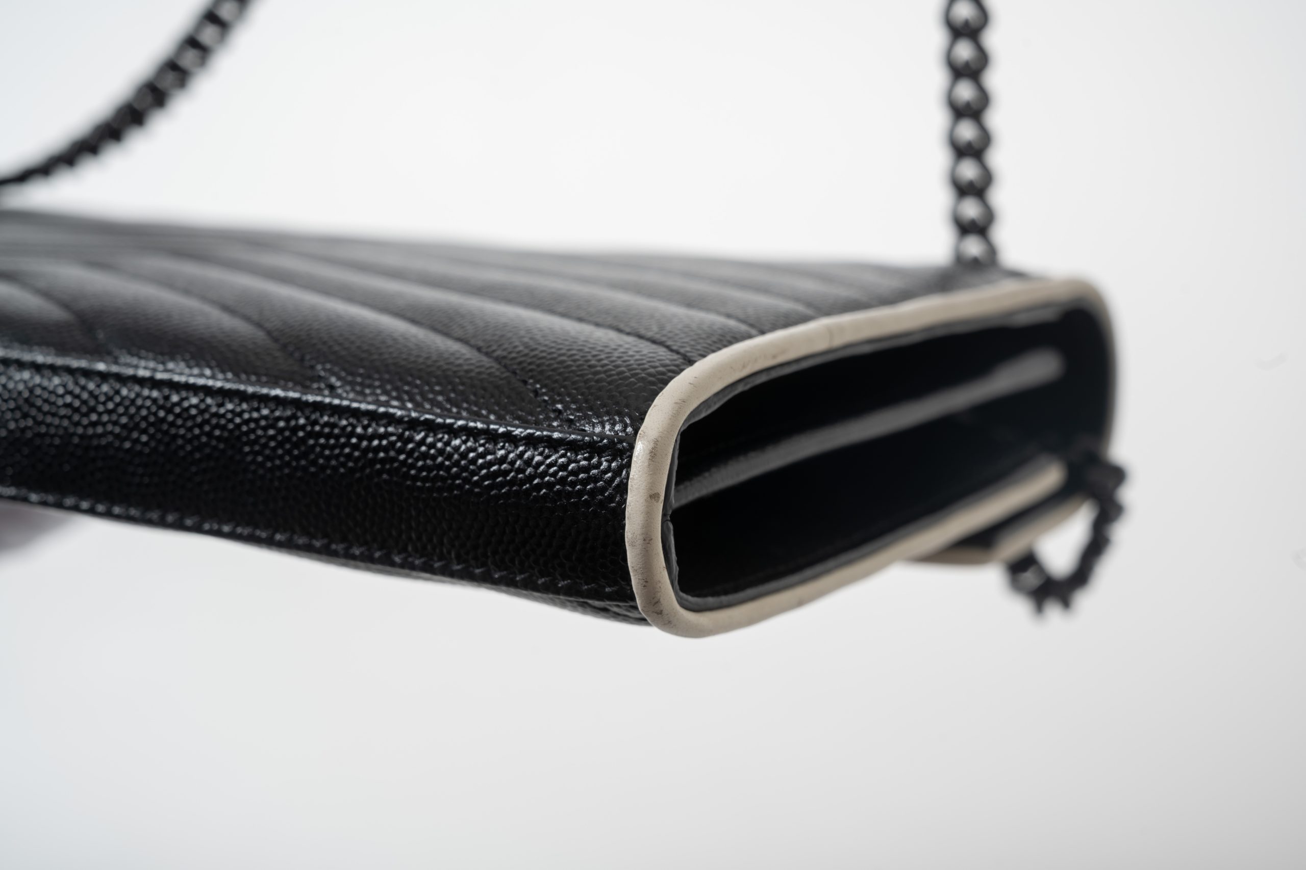 PRV-YSL-008-09 Saint Laurent Cassandre Envelope Chain Wallet · Black / White Piping - Imagen 10