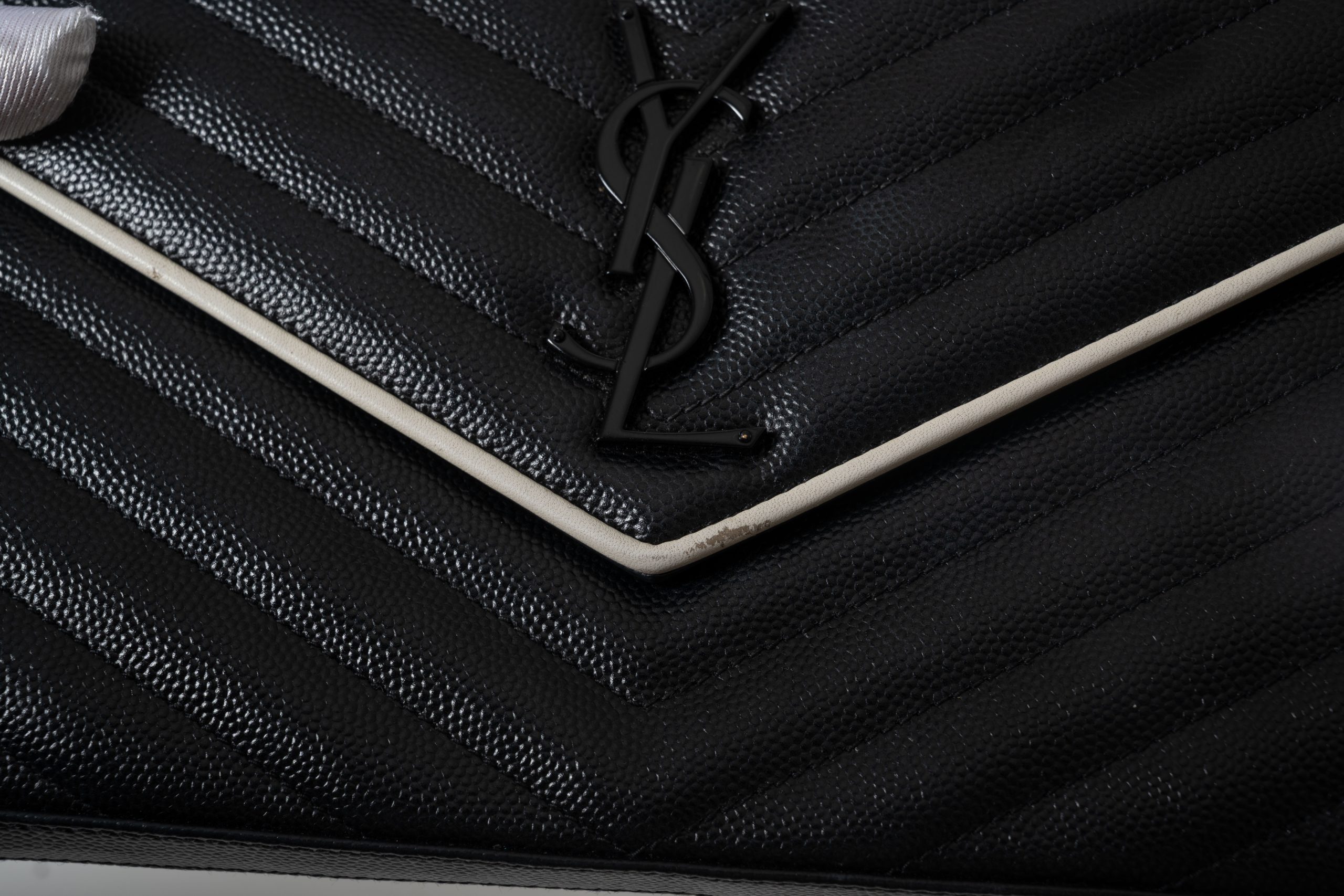 PRV-YSL-008-10 Saint Laurent Cassandre Envelope Chain Wallet · Black / White Piping - Imagen 8