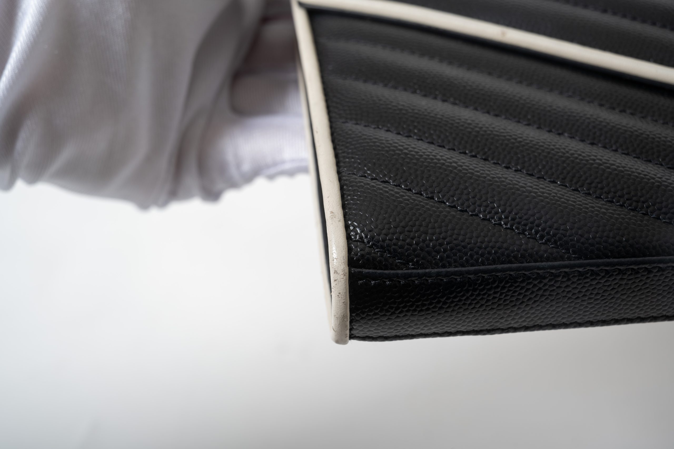 PRV-YSL-008-11 Saint Laurent Cassandre Envelope Chain Wallet · Black / White Piping - Imagen 11