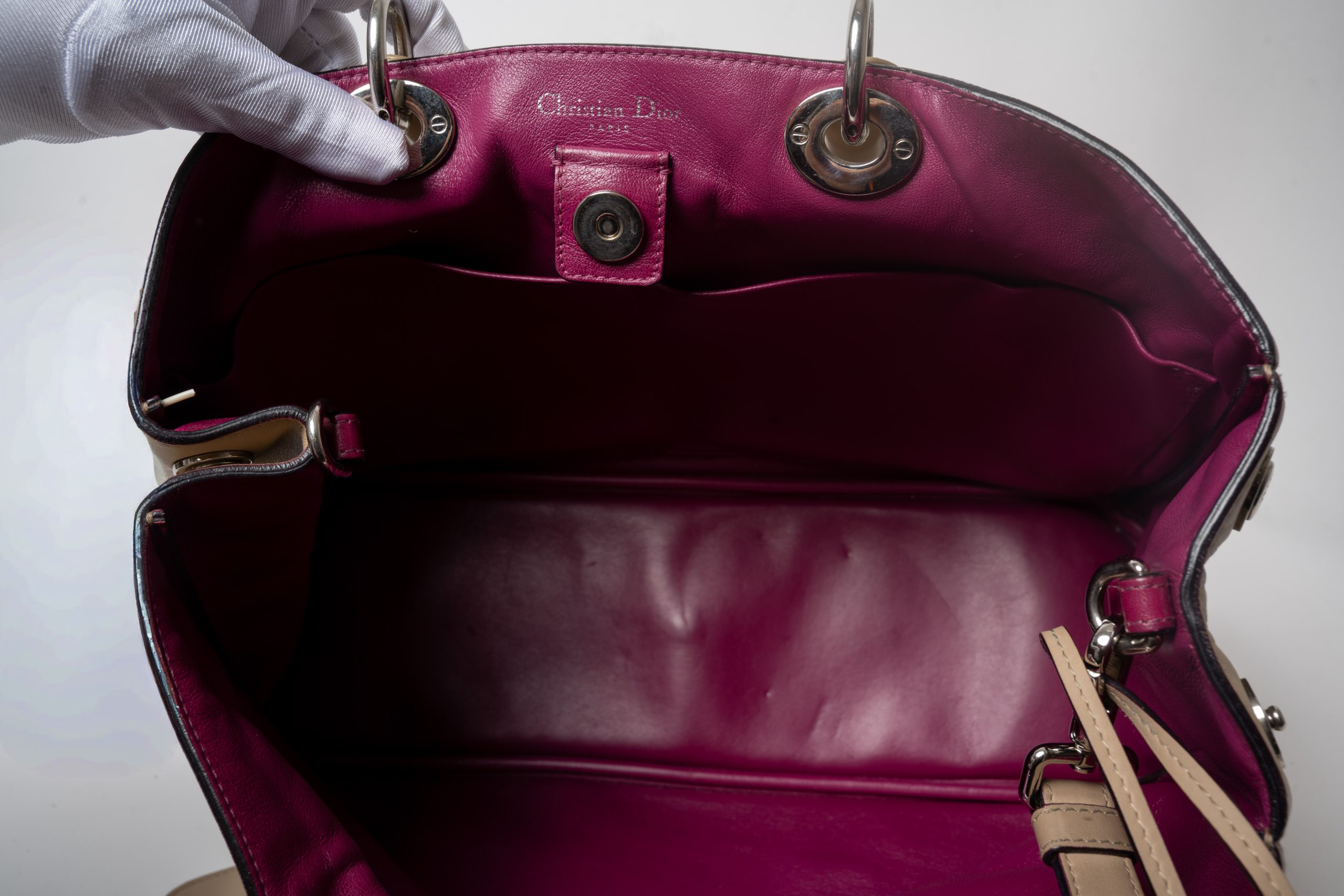 PRV-DIO-009-11 Dior Diorissimo Large · Taupe con interior fucsia - Imagen 10