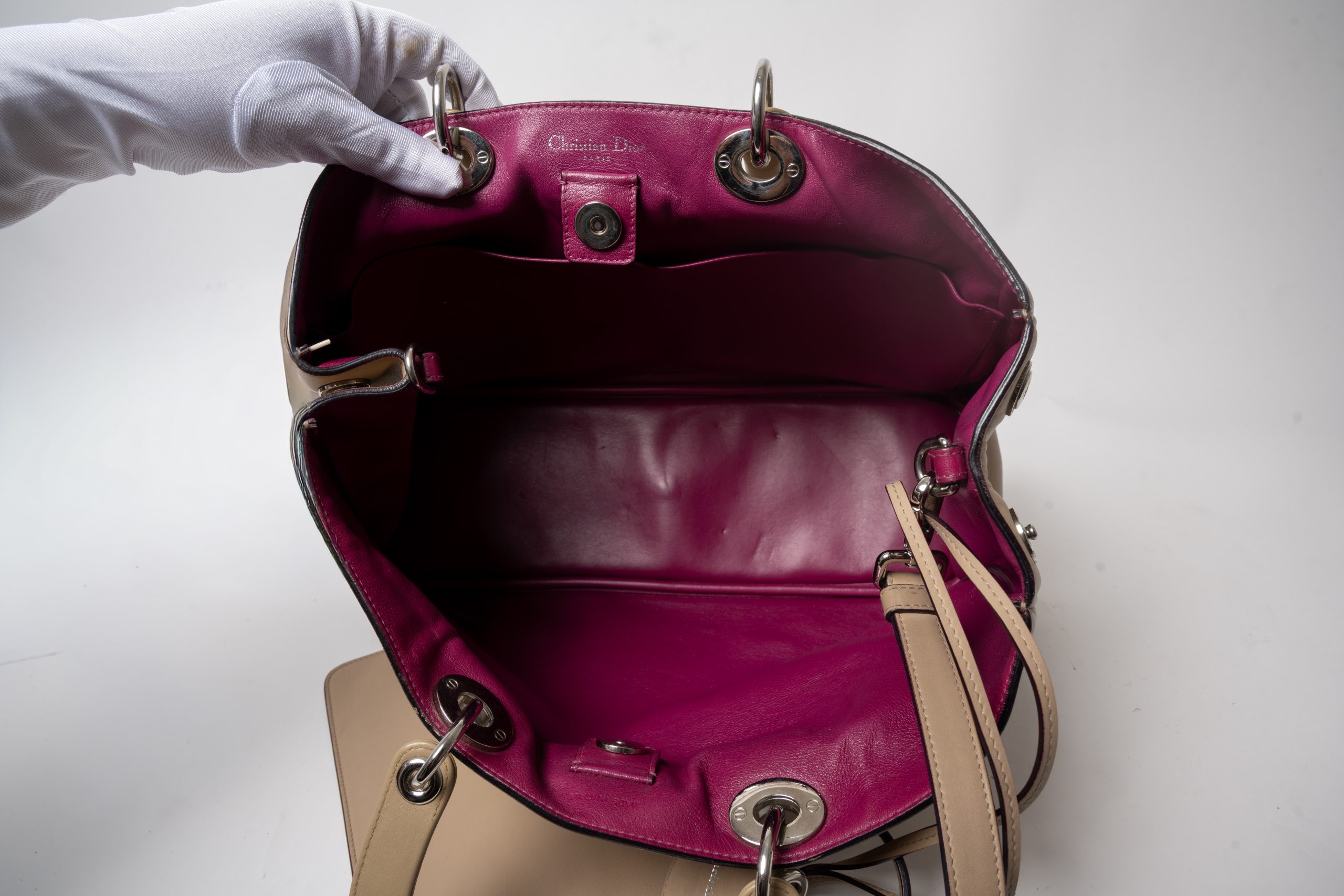PRV-DIO-009-12 Dior Diorissimo Large · Taupe con interior fucsia - Imagen 9