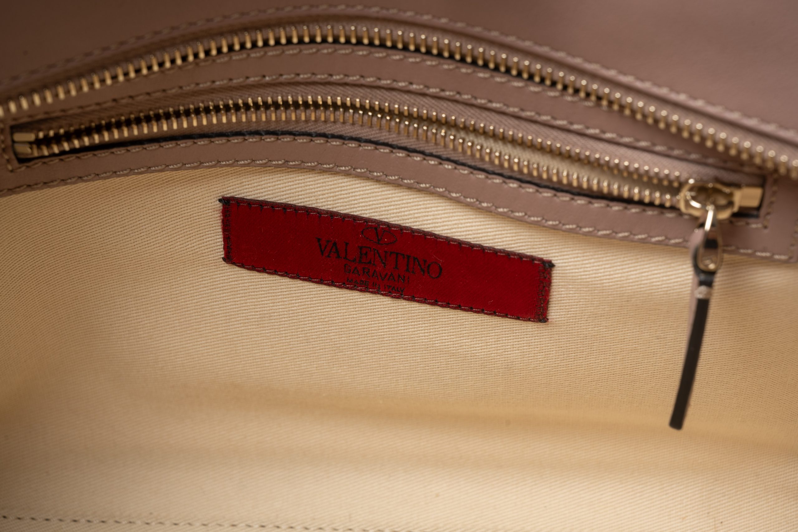 PRV-VAL-035-08 Valentino Garavani Rockstud Small Double Handle Tote · Poudre - Imagen 8
