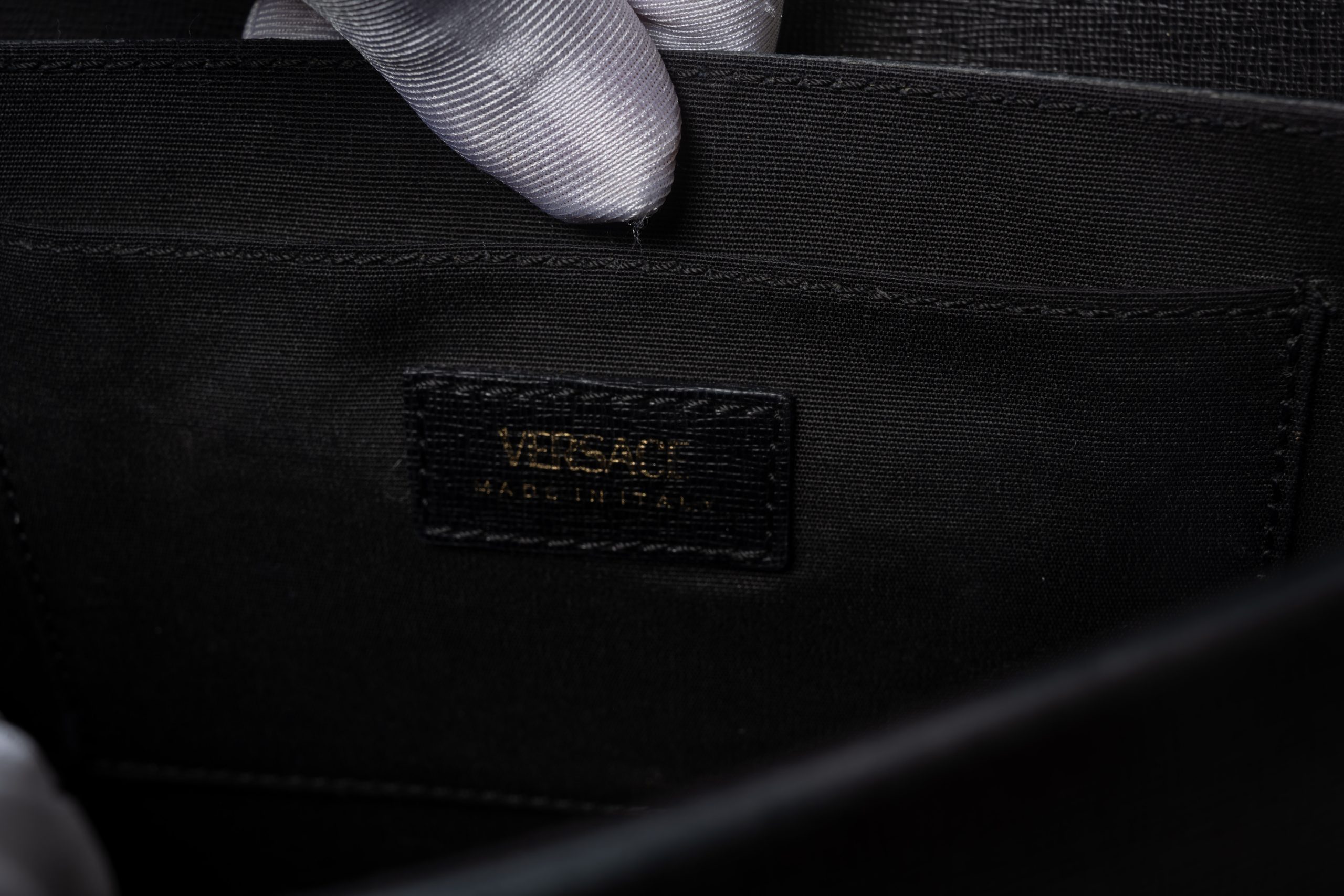 PRV-VER-034-07 Versace Virtus Small Shoulder Bag · Black - Imagen 8