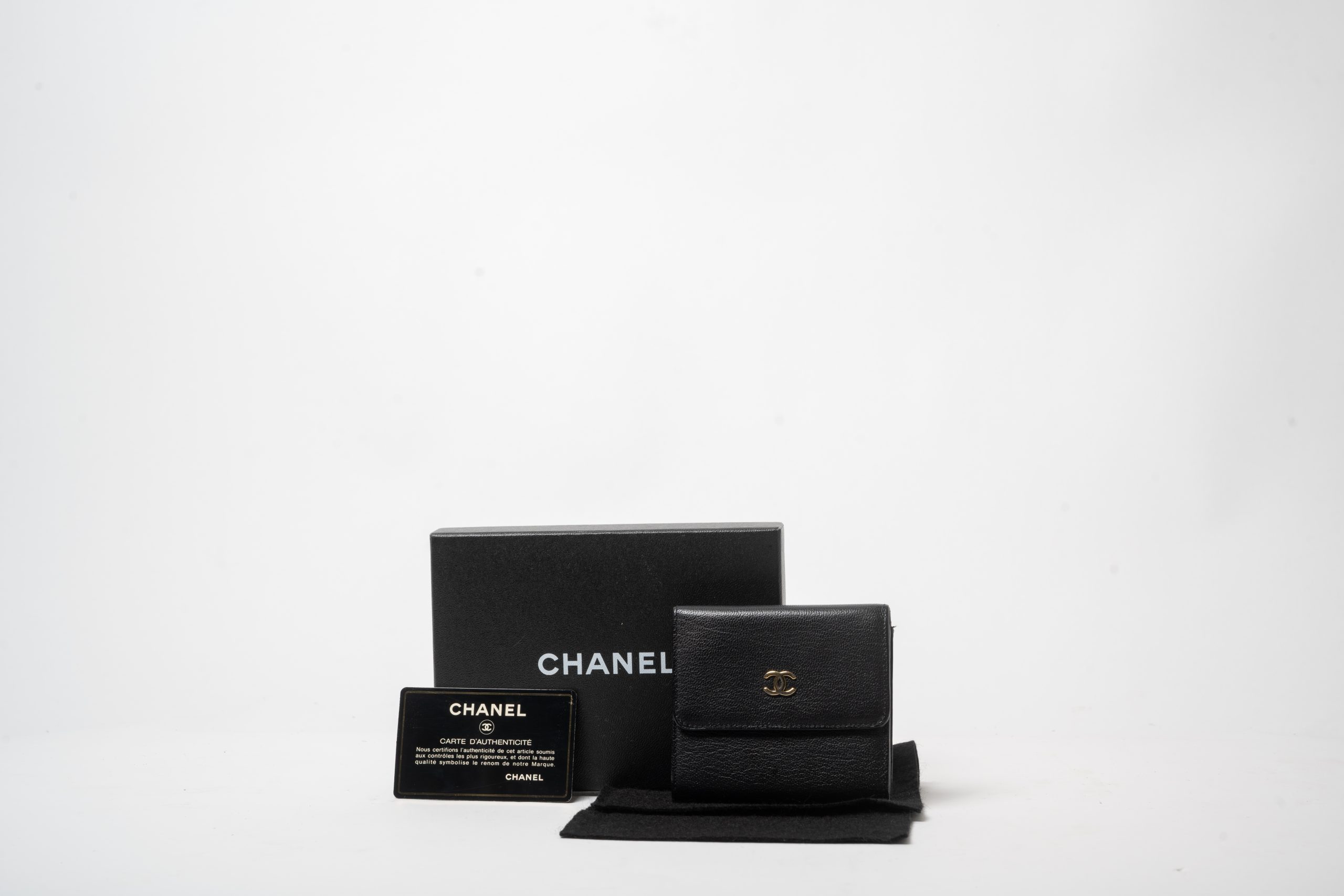 PRV-CHA-039-00 Chanel Vintage Compact Bifold Wallet · Black Caviar