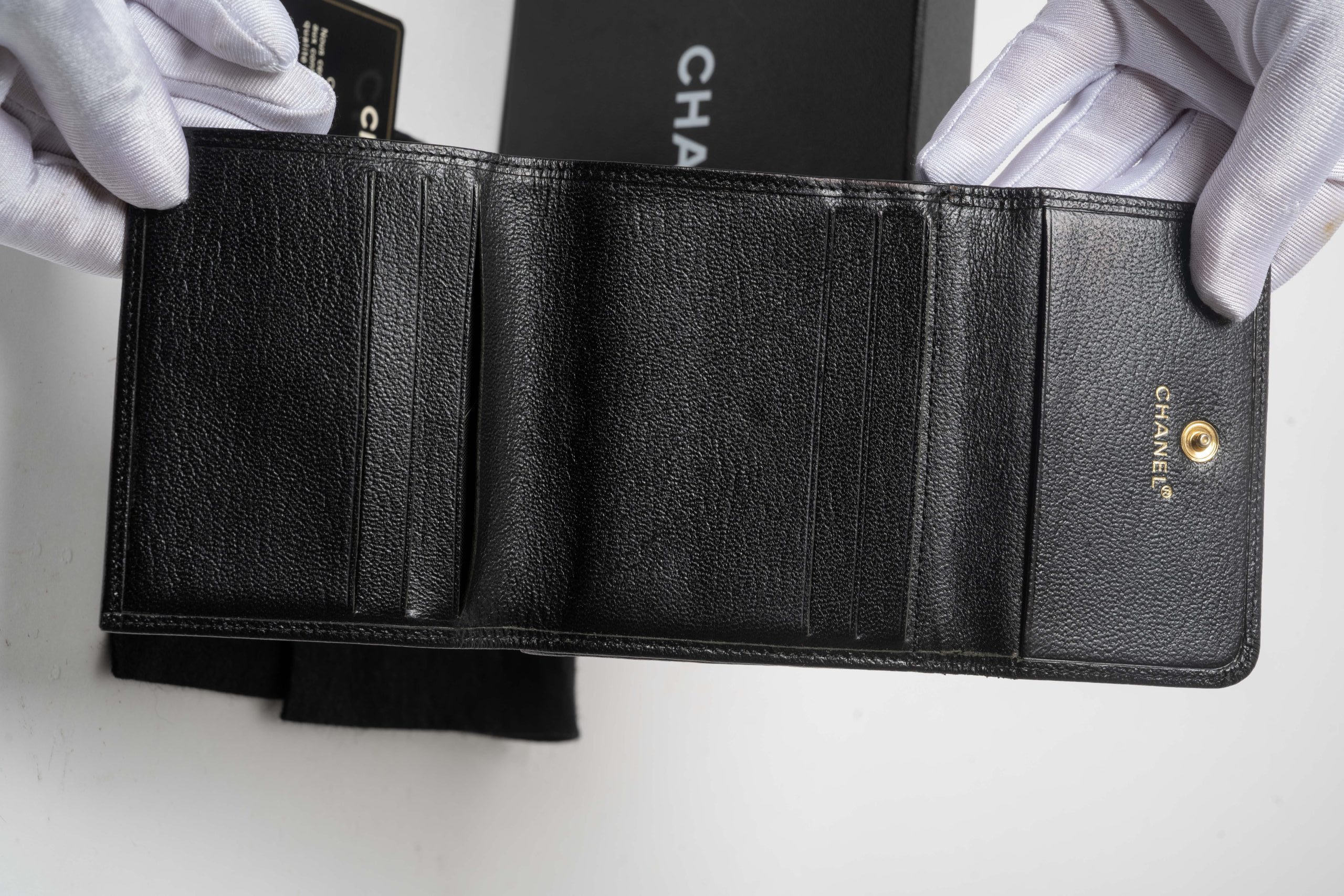 PRV-CHA-039-06 Chanel Vintage Compact Bifold Wallet · Black Caviar - Imagen 4