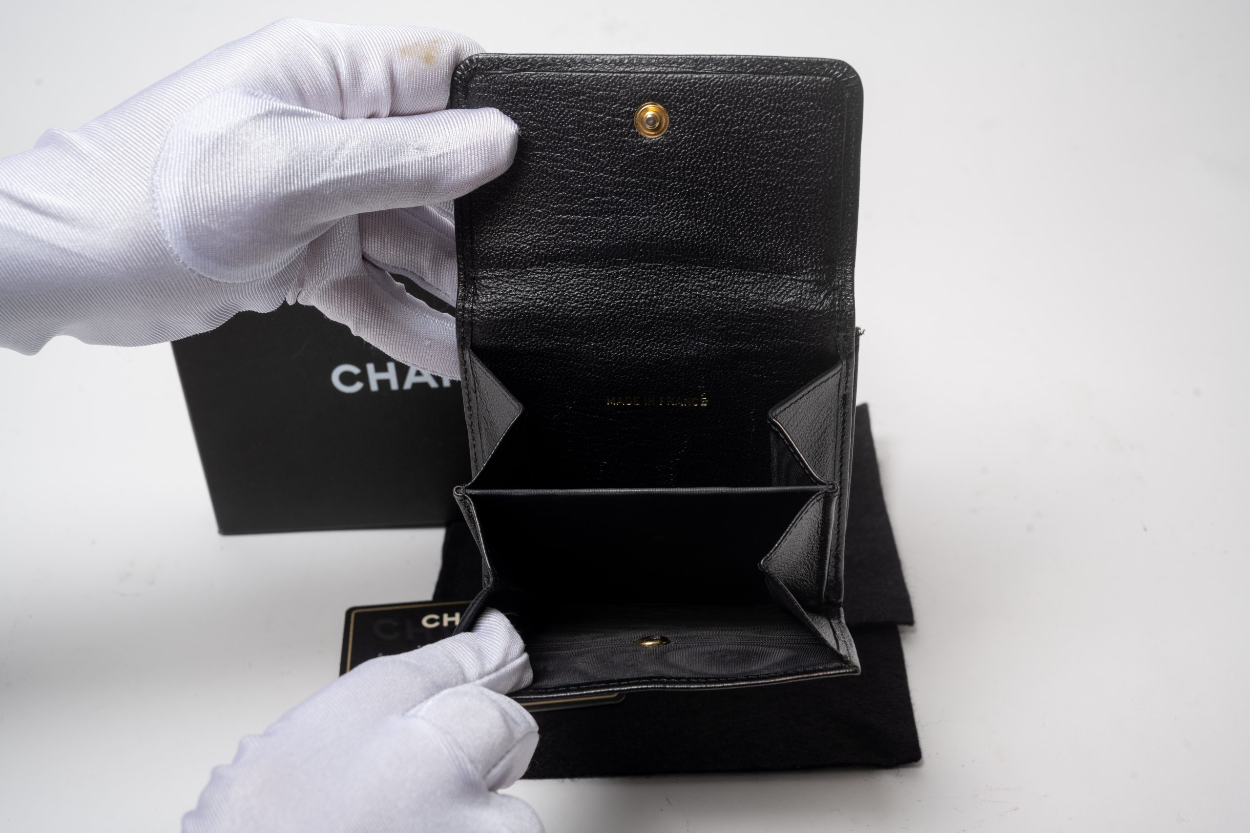 PRV-CHA-039-07 Chanel Vintage Compact Bifold Wallet · Black Caviar - Imagen 5